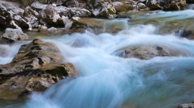 Nehirde kayalarla temiz su
