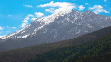 İlkbaharda mavi gökyüzü ile Alpler 'deki manzara