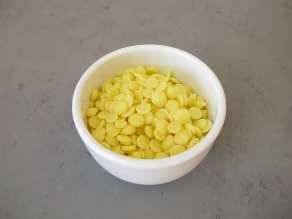 一碗浅黄色可可脂片 作为烹调和烘焙 巧克力制作或个人护理产品的配料 — 图库照片