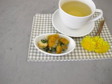 Kurumuş karahindiba çiçeklerinden bir fincan çay.