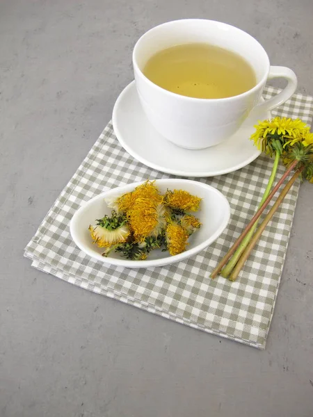 Kurumuş Karahindiba Çiçeklerinden Bir Fincan Çay — Stok fotoğraf