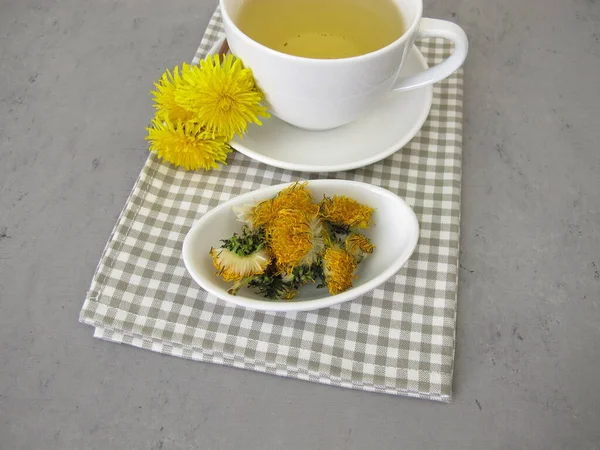 Eine Tasse Tee Aus Getrockneten Löwenzahnblüten — Stockfoto