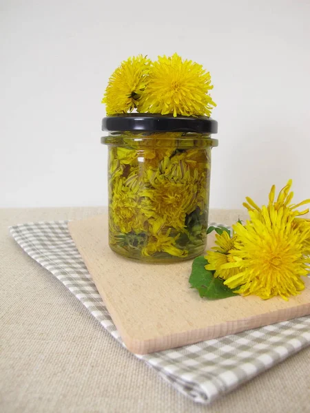 ガラス瓶内のタンポポの花からの煎じ薬 — ストック写真