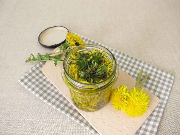 ガラス瓶内のタンポポの花からの煎じ薬 — ストック写真