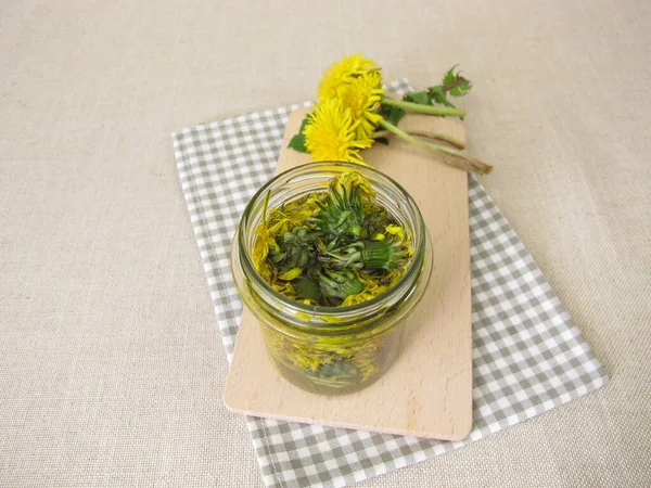 从玻璃瓶中的蒲公英花中提取的汤剂 — 图库照片