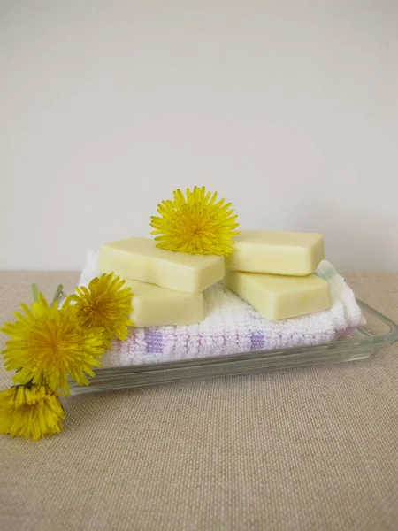 Domowej Roboty Batoniki Masła Ciała Olejem Kwiatów Mniszka Lekarskiego Masłem — Zdjęcie stockowe