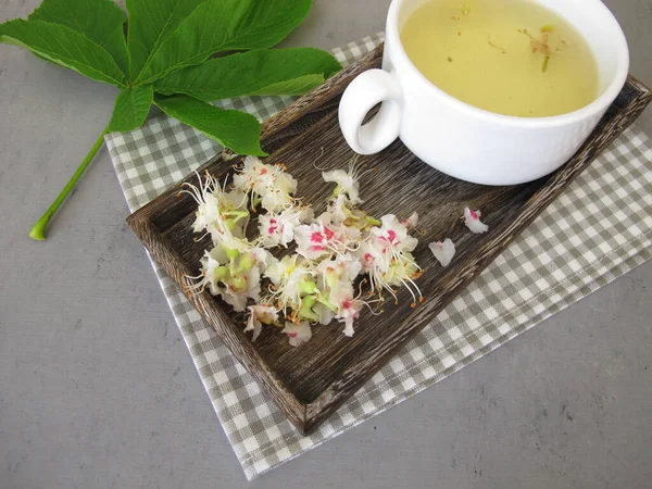 馬栗の花からの新鮮な栗茶 — ストック写真