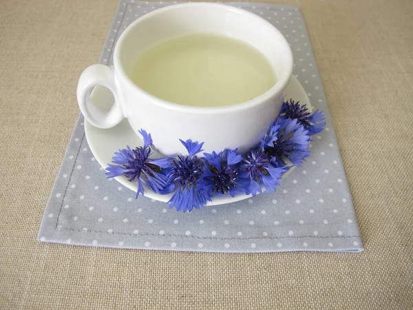 青い花冠から花弁のある草本茶 — ストック写真