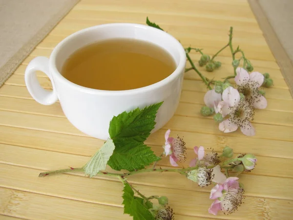 Травяной Чай Ежевикой Цветами — стоковое фото