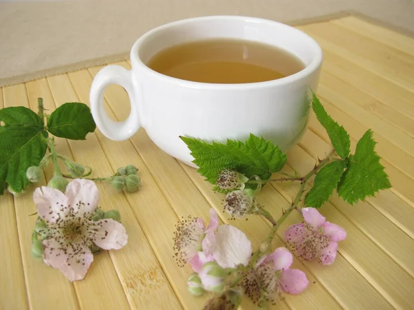 Növényi Tea Szeder Levelekkel Virágokkal — Stock Fotó