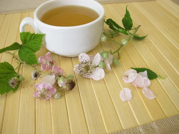 Növényi Tea Szeder Levelekkel Virágokkal — Stock Fotó