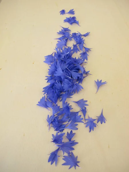 Fiore Commestibile Petali Fiordaliso Azzurri Una Tavola Legno — Foto Stock