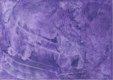 Dalgalar, desenler ve farklı yapılar ile mor maviye boyanmış soyut enkazımsı resim.