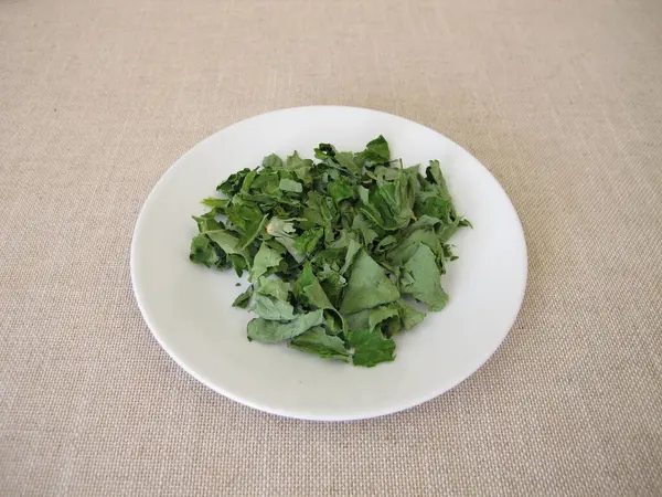 Αποξηραμένα Βότανα Νεροκάρδαμου Λευκό Πιάτο Tropaeoli Herba — Φωτογραφία Αρχείου