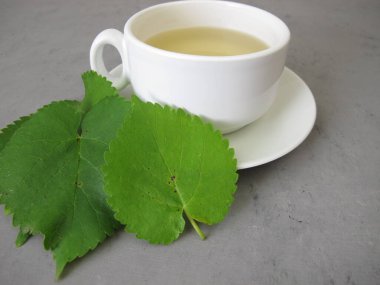 Beyaz dut yapraklarından bir fincan çay, dut yaprağı çayı.
