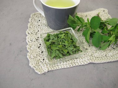 Alfalfa yaprağı çayı, kurutulmuş Lucern yapraklarından bitki çayı.