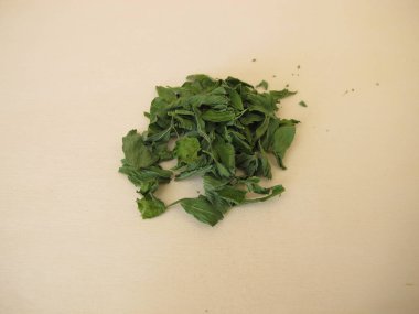 Alfalfa yaprağı çayı: ahşap bir tahtanın üzerinde kurumuş lucern yaprakları