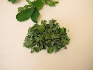 Alfalfa yaprağı çayı: ahşap bir tahtanın üzerinde kurumuş lucern yaprakları