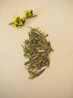 Hamamelis kabuğu - Hamamelidis korteksi: tahta tahtada cadı fındığı kabuğu