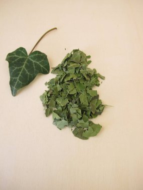 Kurutulmuş ve kesilmiş sarmaşık yaprakları, Hederae helicis folium