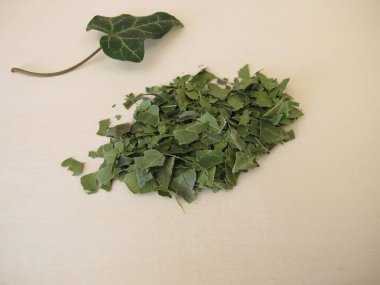 Kurutulmuş ve kesilmiş sarmaşık yaprakları, Hederae helicis folium