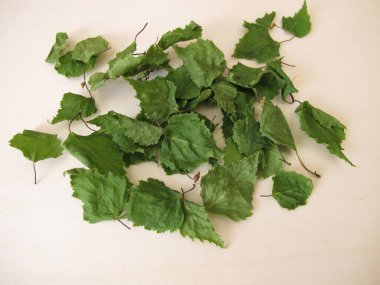 Kurumuş huş yaprakları kemirgenlere ve diğer hayvanlara ek yem olarak kullanılır.