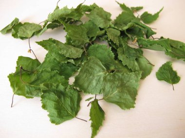 Kurumuş huş yaprakları kemirgenlere ve diğer hayvanlara ek yem olarak kullanılır.