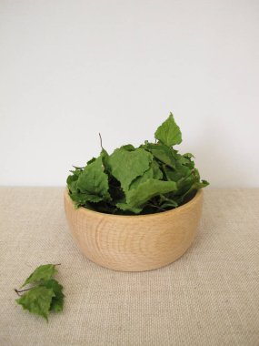 Kurumuş huş yaprağı yaprağı yaprağı çayı için ahşap bir kasede.