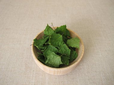 Kurumuş huş yaprağı yaprağı yaprağı çayı için ahşap bir kasede.