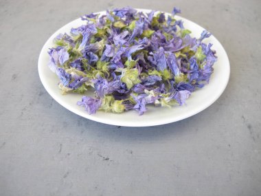 Küçük bir tabakta kurumuş yaban ördeği çiçekleri