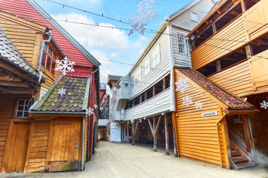 Bryggen 'da dar bir sokak, Bergen, Norveç' te Noel süslemesi