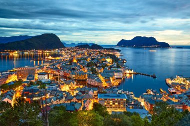 Alesund liman kasabası, alacakaranlıkta tepeden, Norveç