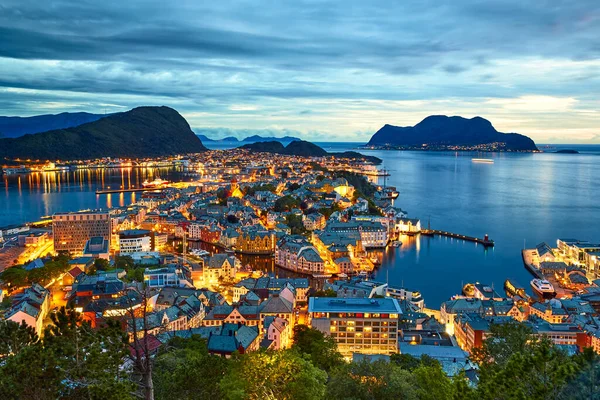 Alesund Kikötő Város Tetején Alkonyatkor Norvégia — Stock Fotó