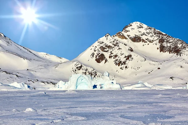 Buzdağları Doğu Grönland Buzlarla Çevrili — Stok fotoğraf