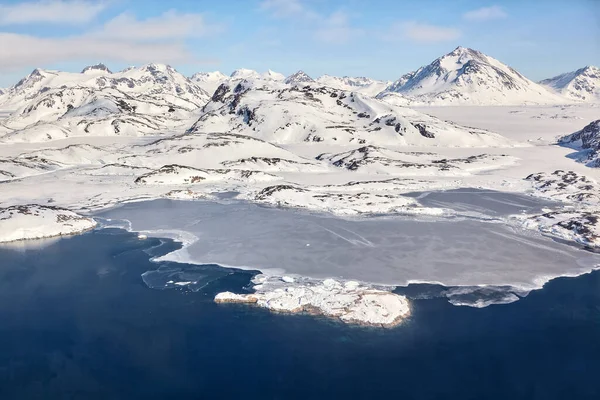 Doğu Grönland Dağları Olan Kıyı Manzarası — Stok fotoğraf