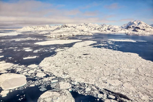 格陵兰东部的海岸线与冰原空中景观 — 图库照片