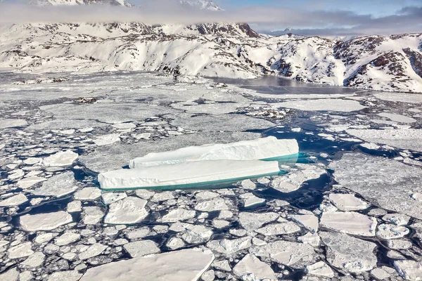 Vista Aérea Dois Enormes Icebergs Groenlândia Oriental — Fotografia de Stock