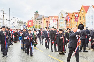 Bergen, Norveç - 17 Mayıs 2023: Bryggen 'de geleneksel Norveç Anayasa Günü