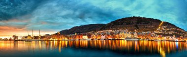 Bergen Bryggen, Norveç 'te gün batımında panorama limanı