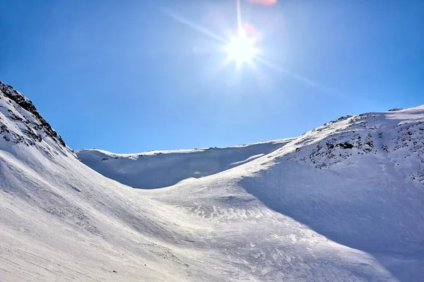 東グリーンランドの風景と山 雪と太陽 — ストック写真