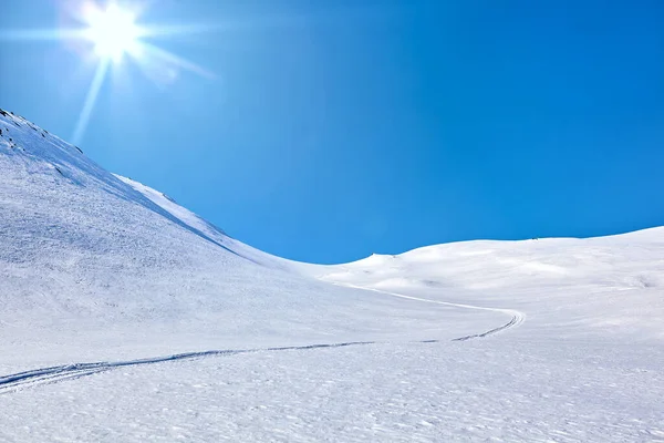 Пейзаж Східної Гренландії Горами Снігом Блакитним Небом Сонцем — стокове фото