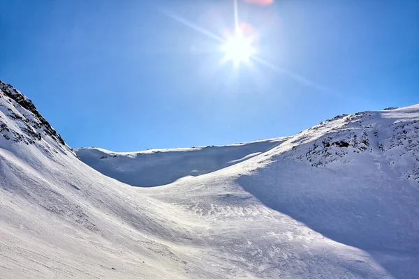 Ostgrönland Landschaft Mit Bergen Schnee Und Sonne lizenzfreie Stockbilder