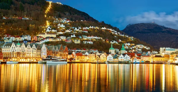 Altstadtpanorama Von Bergen Der Dämmerung Norwegen Stockbild