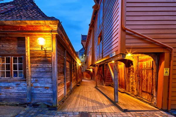 Στενή Οδός Μεταξύ Ξύλινων Σπιτιών Στην Παλιά Περιοχή Bryggen Μπέργκεν Εικόνα Αρχείου