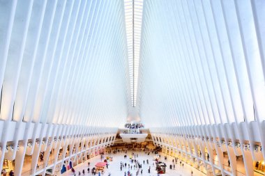 New York, New York, ABD - 23 Temmuz 2023: Dünya Ticaret Merkezi, metro istasyonu ve PATH tren istasyonundaki Oculus Taşımacılık Merkezi