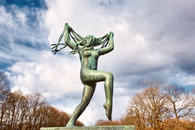 Oslo, Norveç - 30 Mart 2022: Vigeland Park 'ta çocuklarla oynayan çıplak adamın bronz heykeli (Frogner Park)