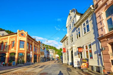 Bergen, Norveç - 4 Temmuz 2023: Bergen şehir merkezinde geleneksel evleri, kafeleri ve dükkanları olan eski cadde