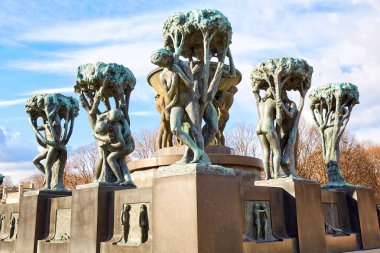 Oslo, Norveç - 30 Mart 2022: The Frogner Fountain, Gustav Vigeland tarafından Frogner Park 'taki Monolith Fountain (Vigelandsfontenen) olarak da bilinir.