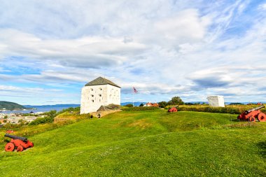 Norveç, Trondheim 'da eski topları olan Ortaçağ Kristiansten Kalesi