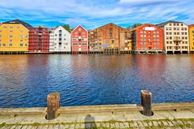 Norveç 'in Trondheim kentindeki Nidelva nehri üzerinde ünlü ahşap evler